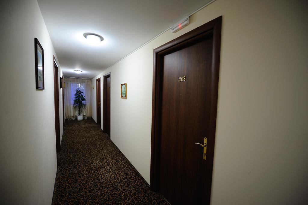 Hotel Royal クラヨーヴァ エクステリア 写真