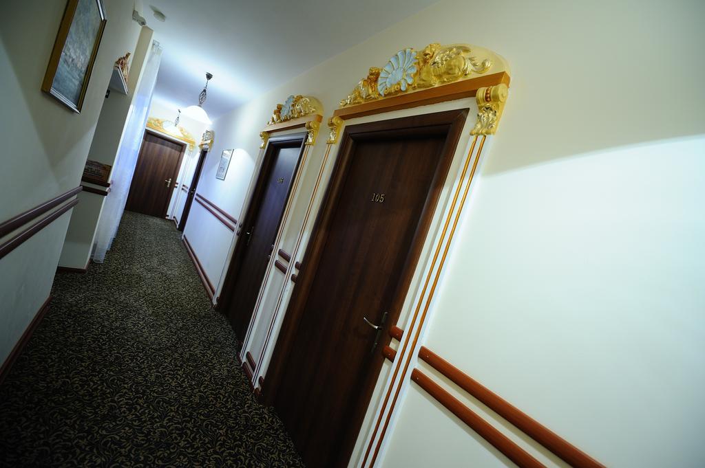 Hotel Royal クラヨーヴァ エクステリア 写真