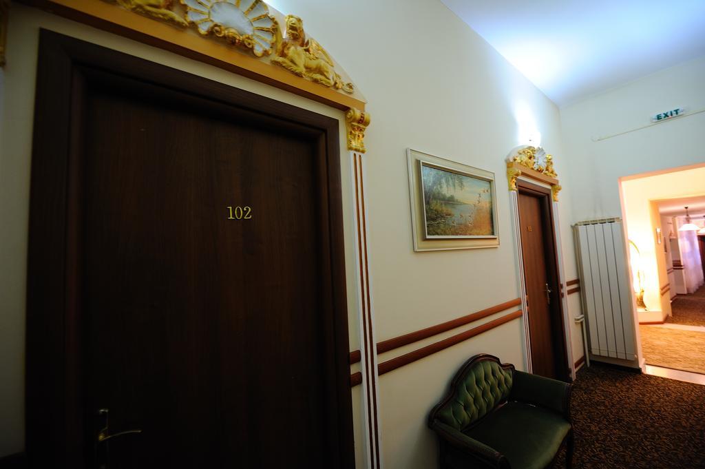 Hotel Royal クラヨーヴァ エクステリア 写真