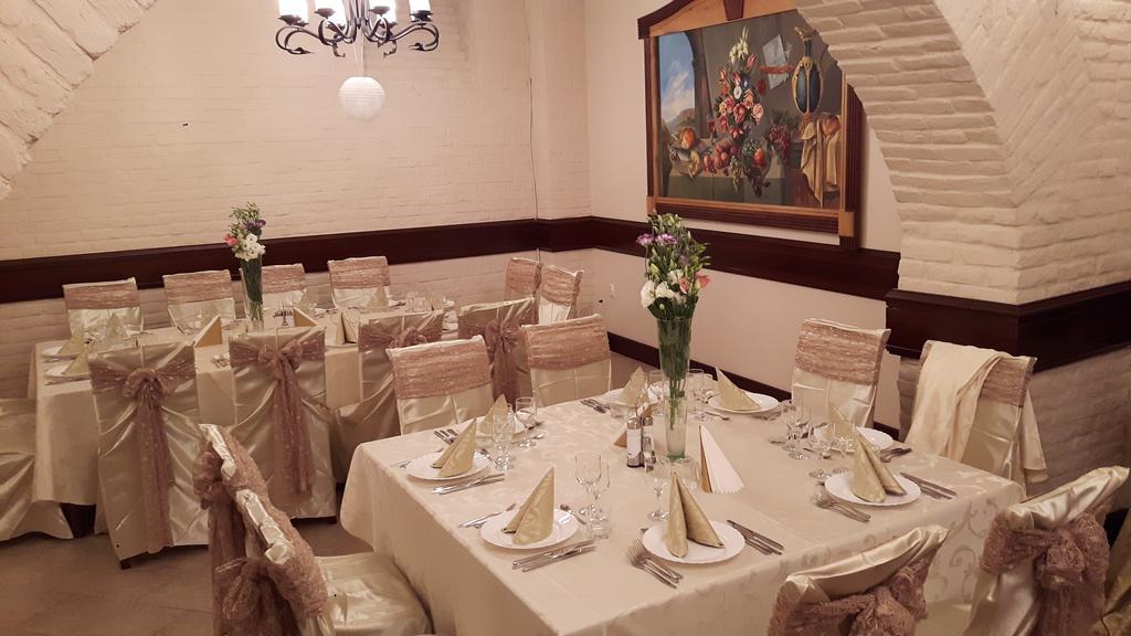 Hotel Royal クラヨーヴァ エクステリア 写真