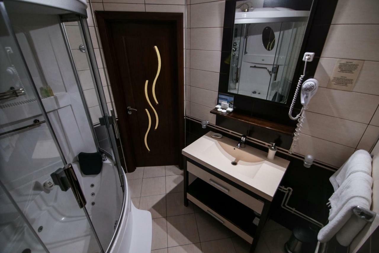 Hotel Royal クラヨーヴァ エクステリア 写真