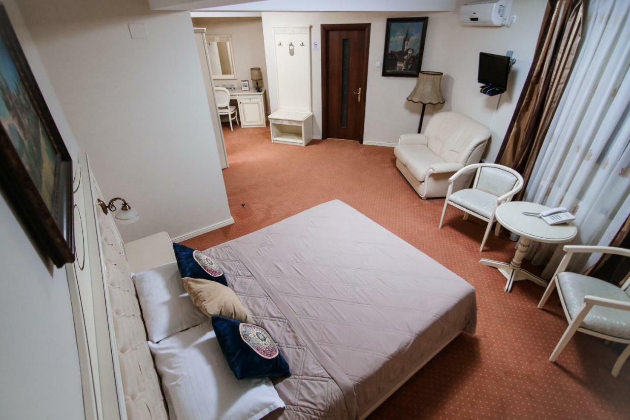 Hotel Royal クラヨーヴァ エクステリア 写真