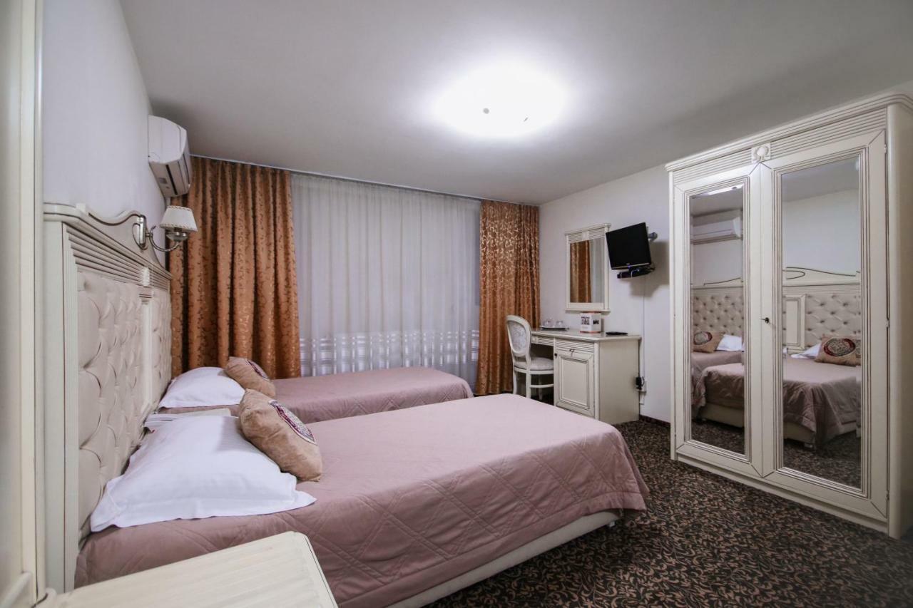 Hotel Royal クラヨーヴァ エクステリア 写真