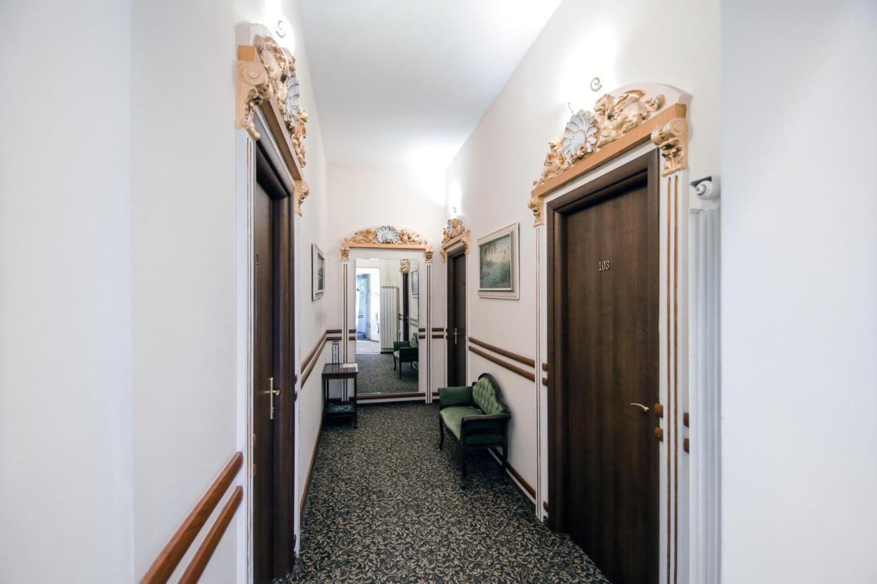 Hotel Royal クラヨーヴァ エクステリア 写真